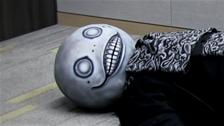 Yoko Taro casco Emil critica industria gaming creativi strani
