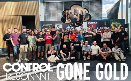 Il team di sviluppo di Remedy in posa per una foto di gruppo celebrando il traguardo Gone Gold di Control Resonant