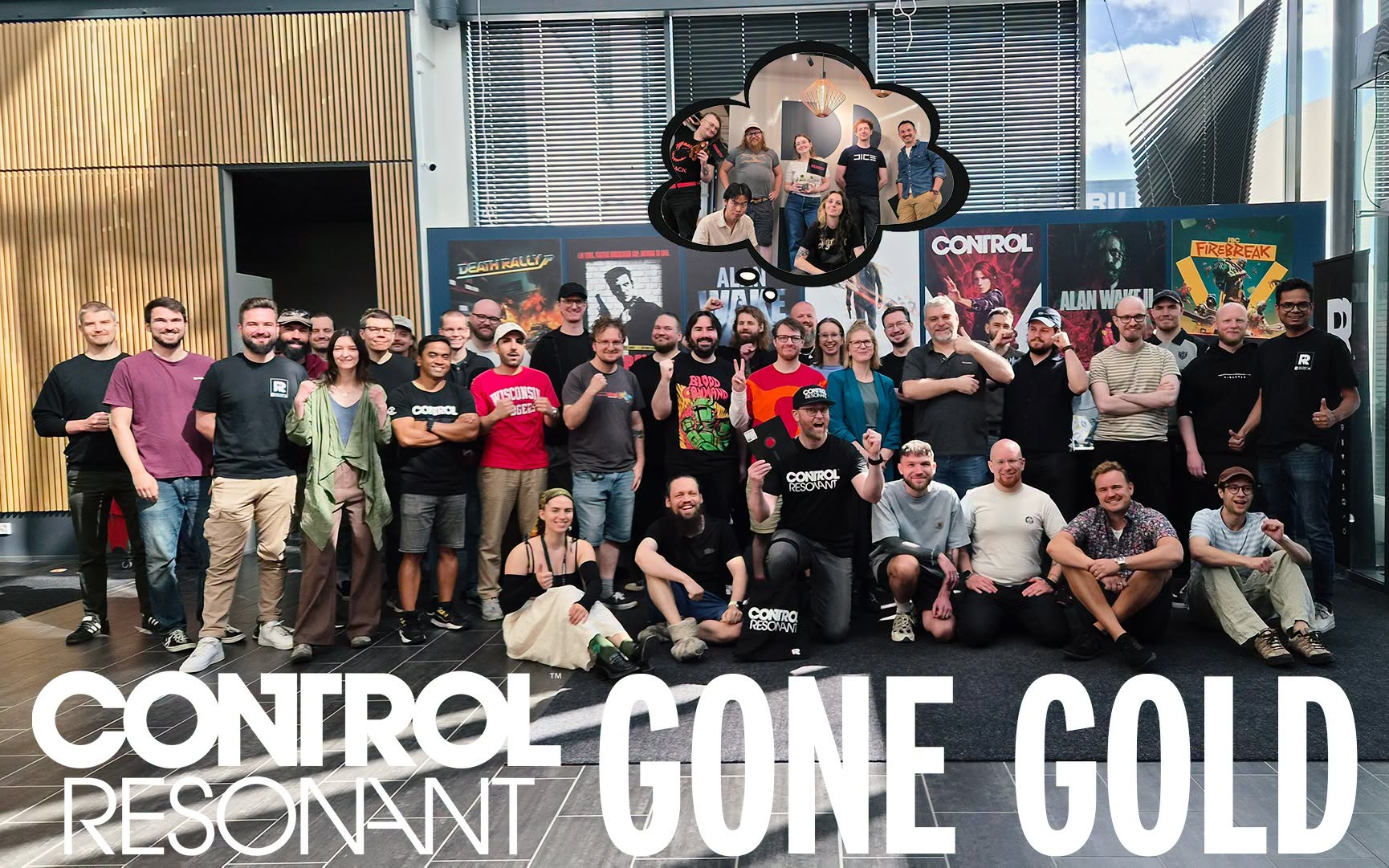 Il team di sviluppo di Remedy in posa per una foto di gruppo celebrando il traguardo Gone Gold di Control Resonant