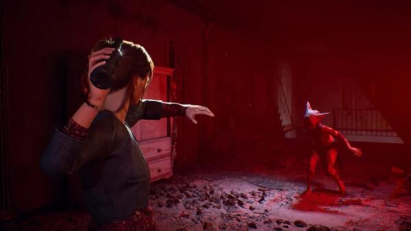 La protagonista di Remothered Red Nun's Legacy, Susan, in una stanza buia con luce rossa lancia una bottiglia contro una piccola creatura mostruosa