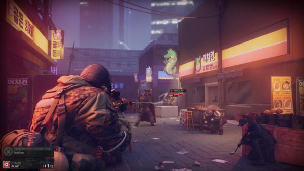 Un soldato mira con un fucile di precisione durante uno scontro a fuoco in una strada urbana con insegne al neon in Tom Clancy's Rainbow Six Tactics