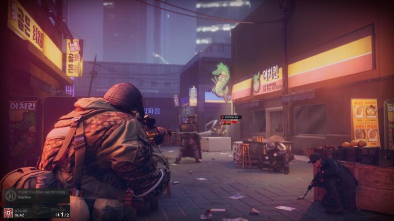 Un soldato mira con un fucile di precisione durante uno scontro a fuoco in una strada urbana con insegne al neon in Tom Clancy's Rainbow Six Tactics