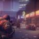 Un soldato mira con un fucile di precisione durante uno scontro a fuoco in una strada urbana con insegne al neon in Tom Clancy's Rainbow Six Tactics