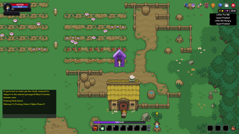 Schermata di Fantasy Online 2 con un personaggio in una fattoria pixel art, campi coltivati e interfaccia di gioco