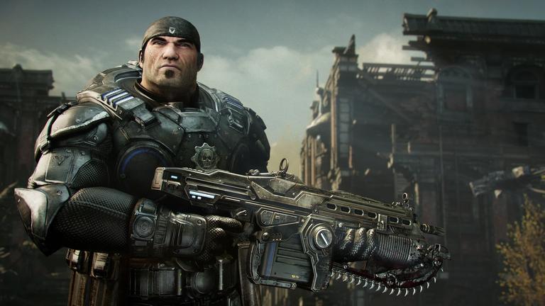 Marcus Fenix, di Gears of War: Reloaded, in armatura pesante impugna un fucile Lancer davanti a edifici in rovina