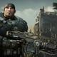 Marcus Fenix, di Gears of War: Reloaded, in armatura pesante impugna un fucile Lancer davanti a edifici in rovina
