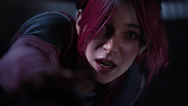SPINE: primo piano della protagonista Redline dai capelli rosa magenta e occhi azzurri che tende la mano in avanti con un'espressione intensa