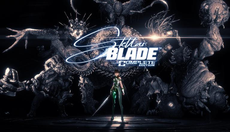 Logo del gioco Stellar Blade Complete Edition con la protagonista in posa con la spada di fronte a enormi mostri
