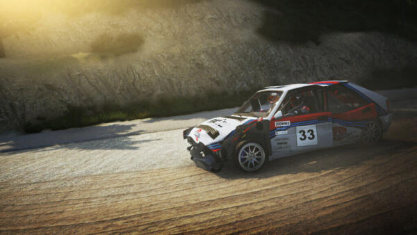 CarX Rally damage system: auto da rally numero 33 con cofano e paraurti deformati dopo un incidente, screenshot ufficiale