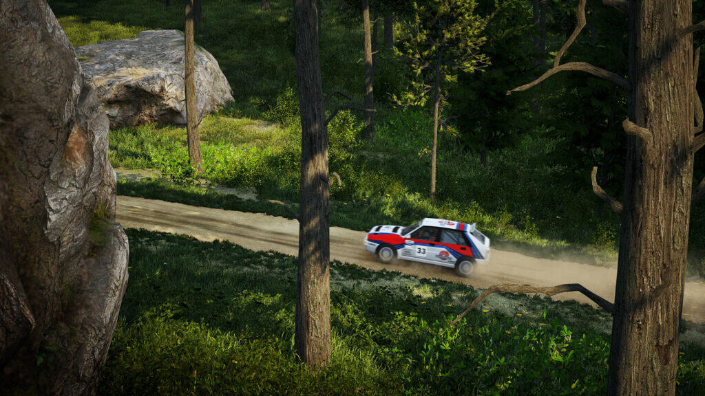 CarX Rally gameplay PC: vettura da rally numero 33 attraversa una strada sterrata nel bosco