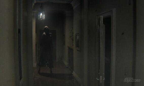 P.T. Silent Hills: la figura di Lisa appare nel corridoio buio della demo horror originale del 2014
