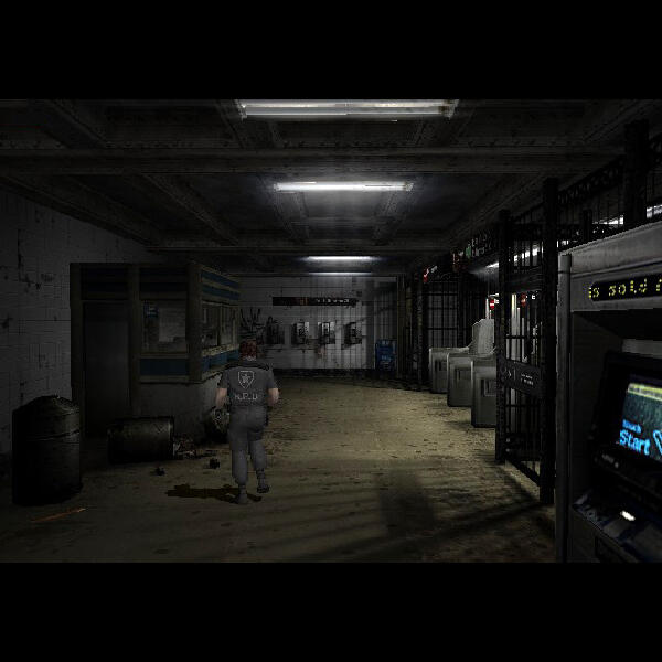 Resident Evil Outbreak File 2: screenshot originale con personaggio RPD in stazione sotterranea