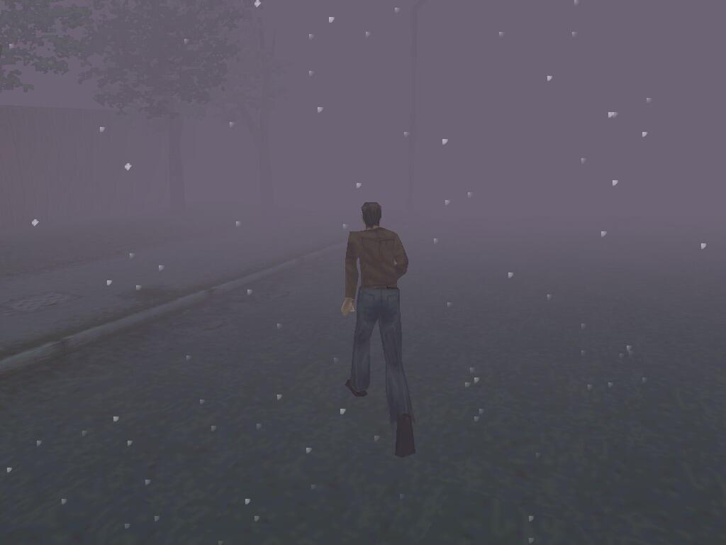 Silent Hill 1999 PS1: Harry Mason cammina nella nebbia lungo una strada innevata della città