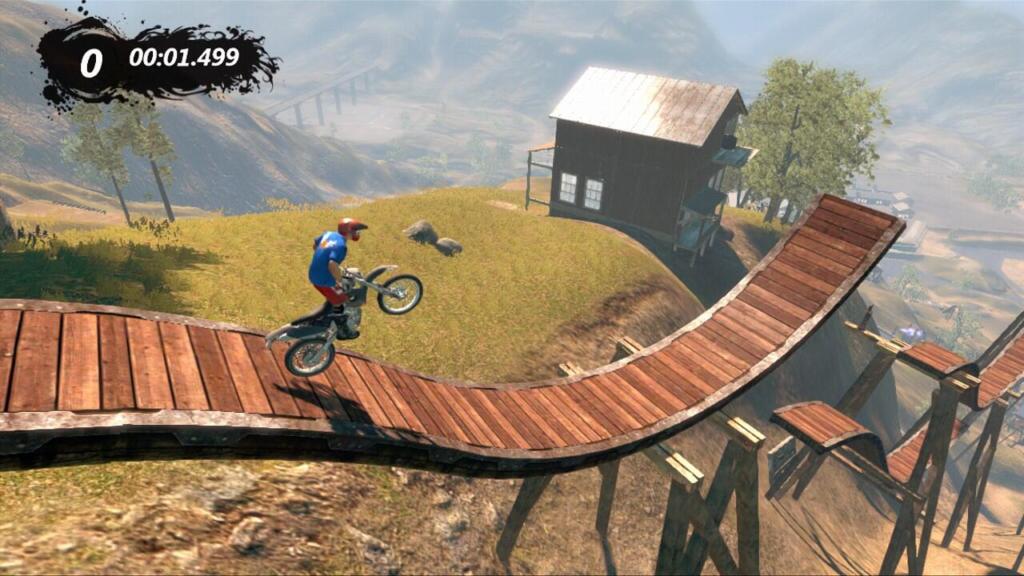 Trials Evolution Gold Edition: motociclista supera una rampa di legno su un percorso collinare, immagine di gioco