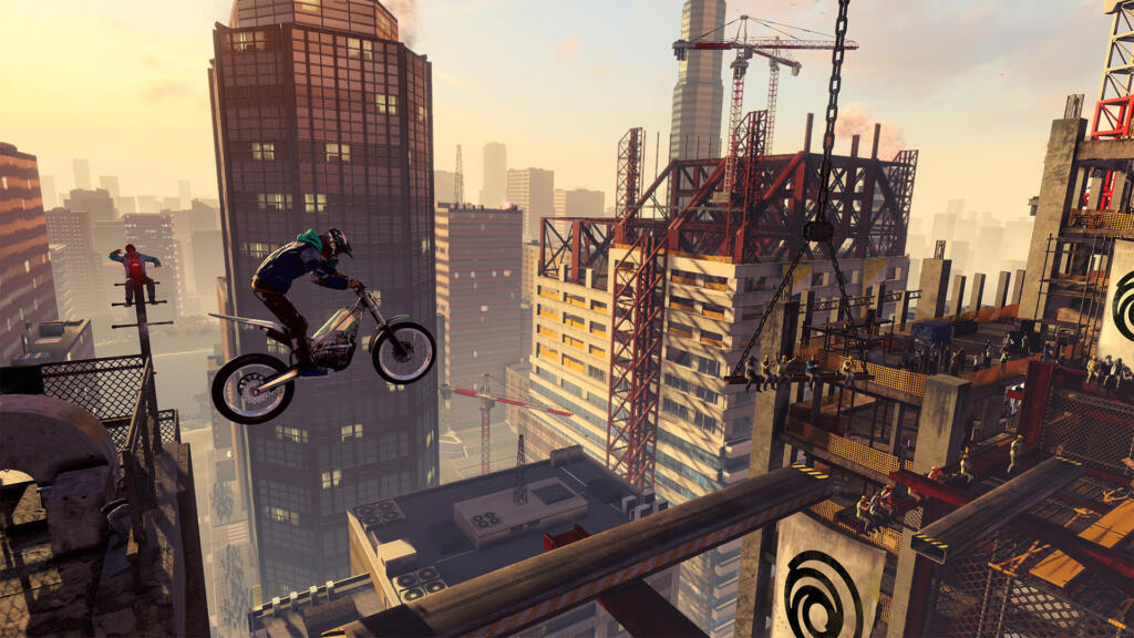 Trials Rising di RedLynx: motociclista salta tra i tetti di grattacieli in un livello urbano