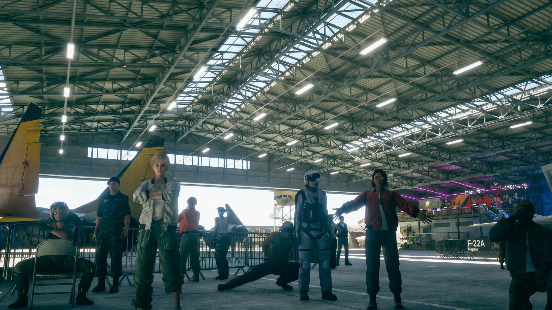 Screenshot di gioco di Ace Combat 8: Wings of Theve che mostra diversi piloti e avatar all'interno dell'hangar della Base aerea con un caccia stealth F-22A Raptor sullo sfondo.