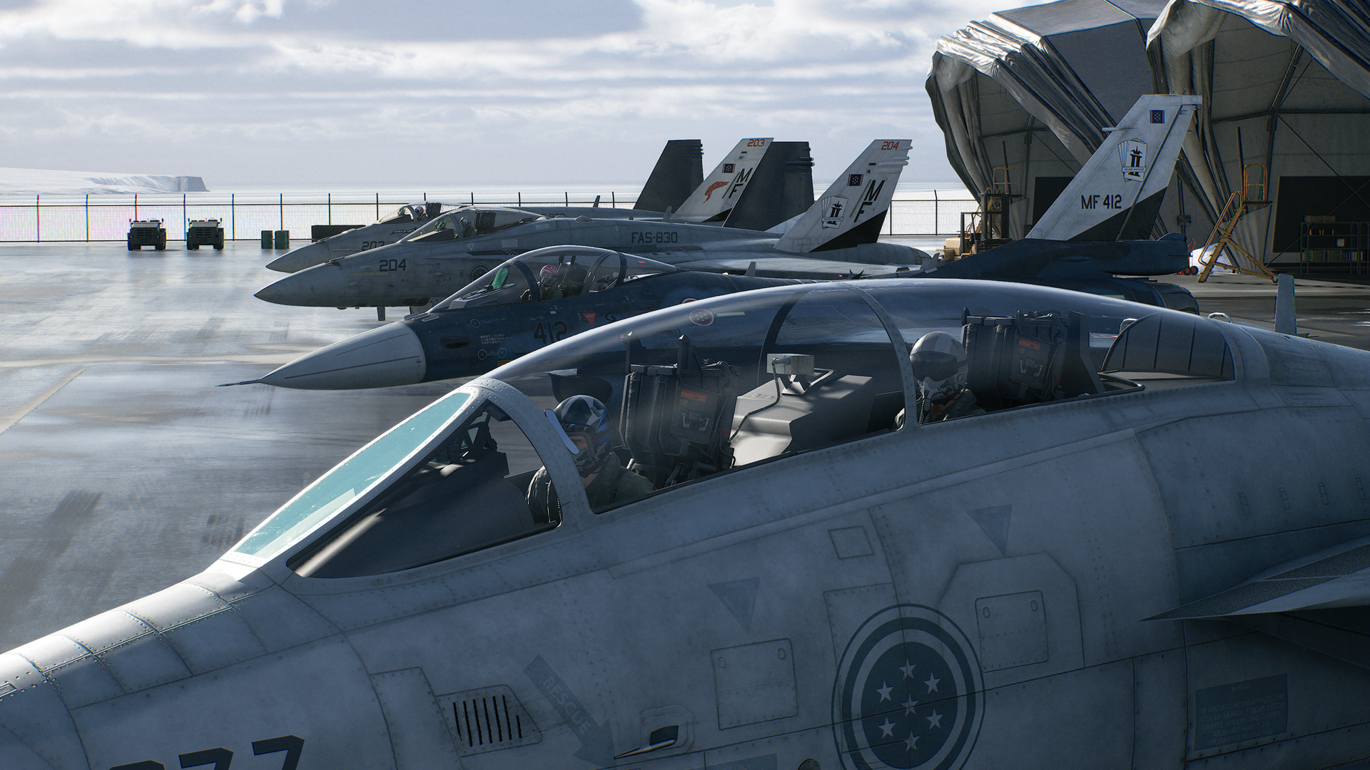 Screenshot in-game di Ace Combat 8: Wings of Theve che mostra due caccia da combattimento in volo tra le nuvole.