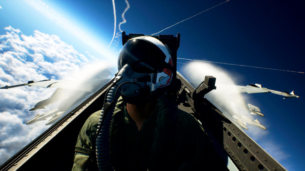 Screenshot in-game di Ace Combat 8: Wings of Theve che inquadra la visuale in prima persona dalla cabina di pilotaggio di un caccia militare.