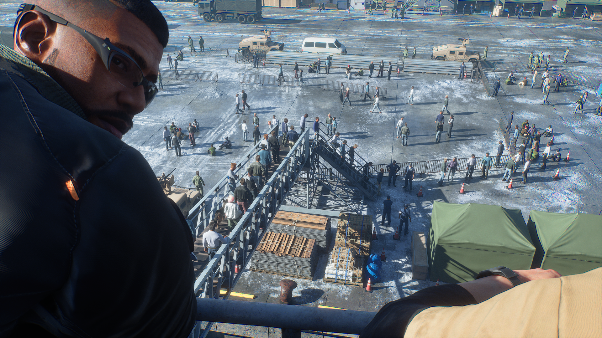 Screenshot in-game di Ace Combat 8: Wings of Theve che inquadra il ponte di volo di una portaerei con velivoli militari.