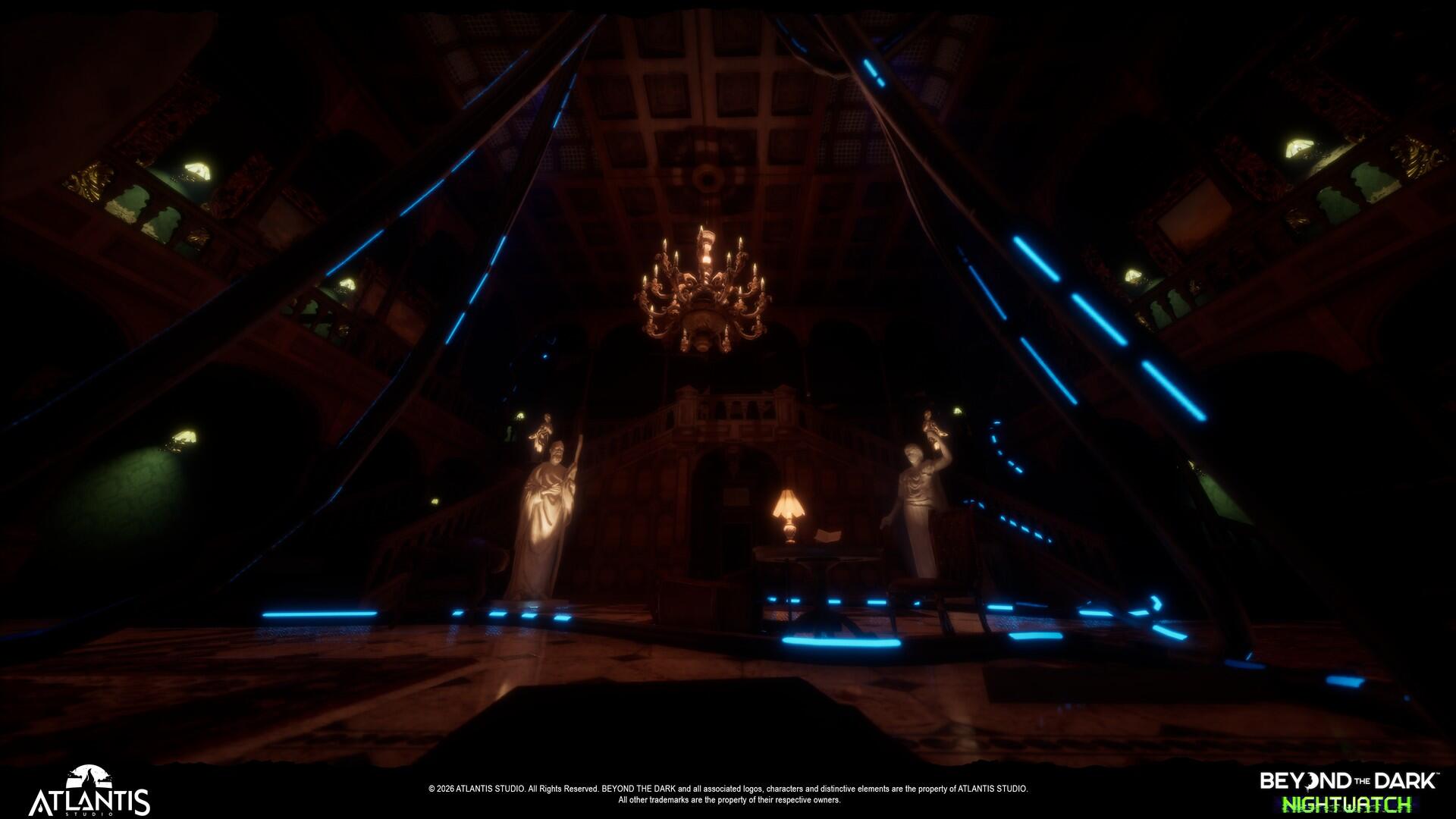 Screenshot in-game di Beyond the Dark: Nightwatch ambientato nel salone centrale della villa con scalinata monumentale, lampadario e cavi luminosi sul pavimento.