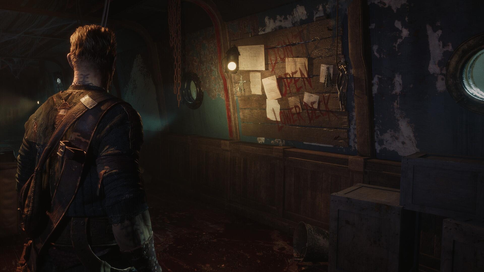 Screenshot ambientale di Black Tides: Draga's Wake che ritrae Draga di spalle davanti a una bacheca imbrattata di sangue con la scritta di avvertimento sui ponti inferiori.