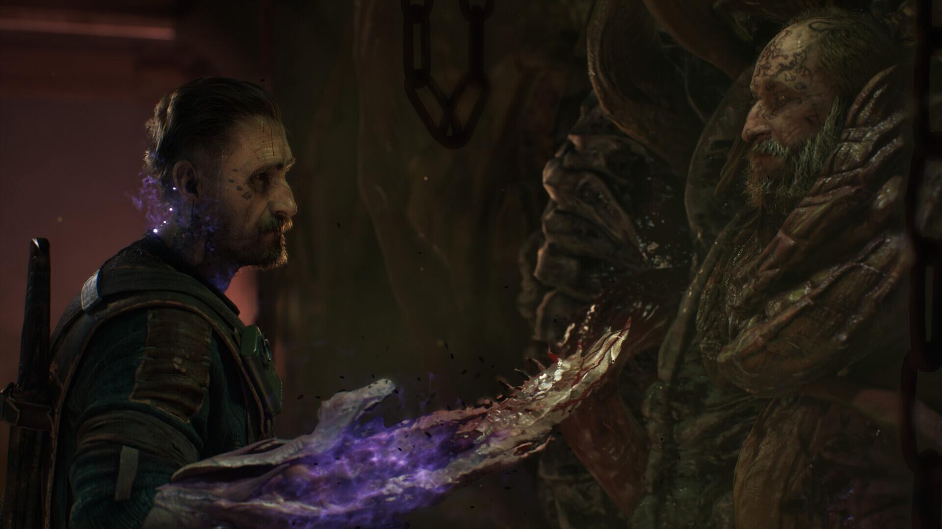 Screenshot in-game di Black Tides: Draga's Wake che mostra Draga Bolivar mentre manifesta il braccio mutato luminoso davanti a un marinaio assimilato dalla biomassa nella stiva.