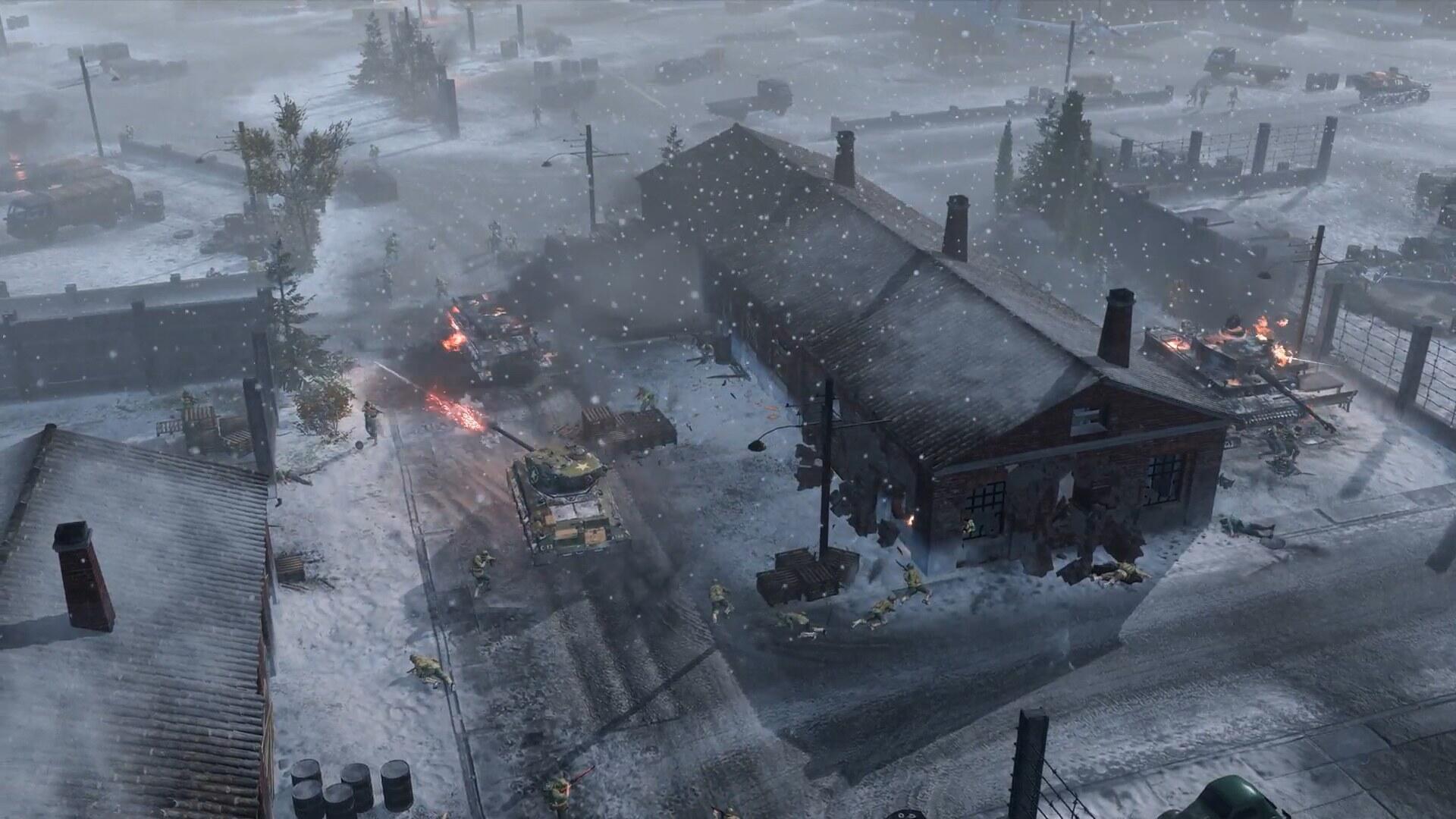 Screenshot di gameplay in Company of Heroes 3 con fanteria e veicoli in combattimento urbano sotto gli effetti della pioggia.