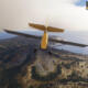 Schermata di Deadstick Bush Pilot Simulator che ritrae un aereo leggero in volo radente sopra una foresta incontaminata