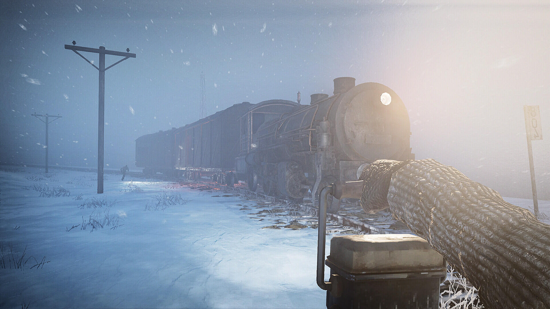 Screenshot in-game di Frostrail che mostra la locomotiva a vapore corazzata in sosta lungo i binari innevati con fari accesi e vapore.