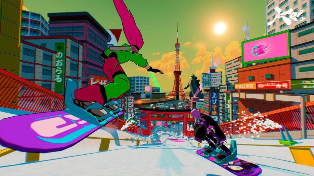 Due snowboarder scendono lungo una pista innevata in una città giapponese, con una torre rossa e insegne colorate sullo sfondo.