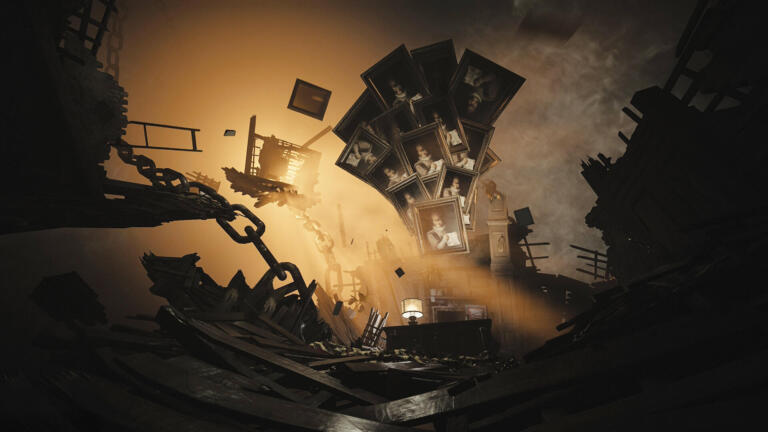 Una stanza in rovina con quadri e cornici che volano a mezz'aria, catene e assi di legno illuminate da una luce calda.