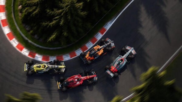 Key art ufficiale di Motorsport Manager 2 che ritrae quattro monoposto da corsa in livrea ufficiale che affrontano una curva ad alta velocit&agrave; viste dall'alto.