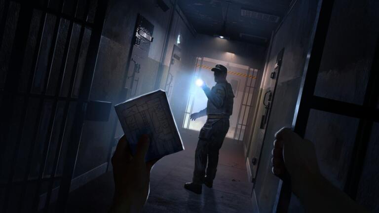 Key art di Procedure Zero: in prima persona, con un foglio con una pianta in mano, si osserva una guardia con la torcia in un corridoio del carcere