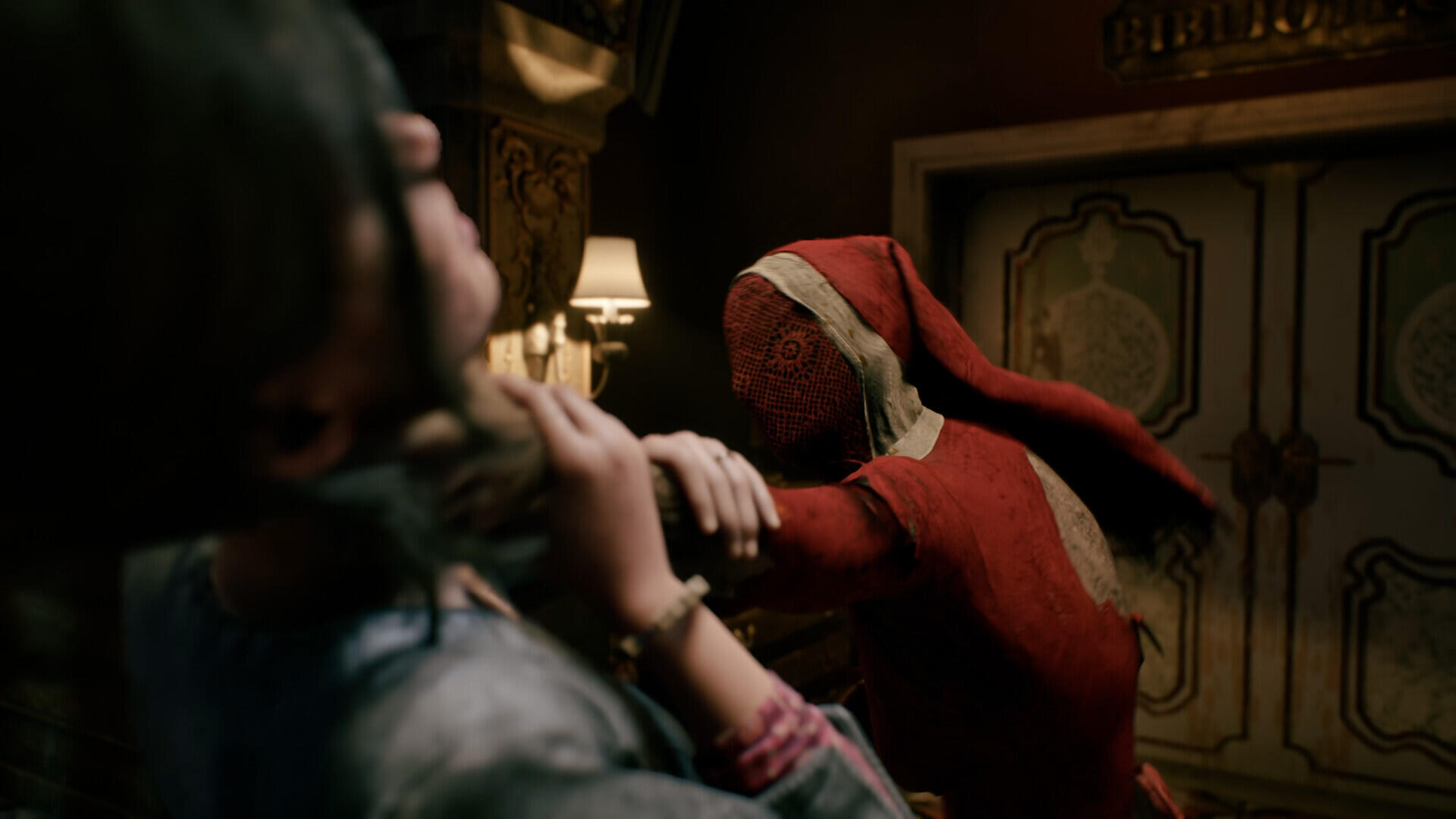 Screenshot di gameplay di Remothered: Red Nun's Legacy che illustra la protagonista e le meccaniche legate agli specchi e alla tensione psicologica.