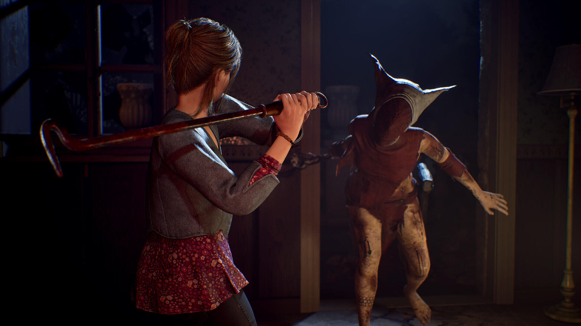 Screenshot in-game di Remothered: Red Nun's Legacy con un inquietante corridoio monastico poco illuminato da candele e porte socchiuse.