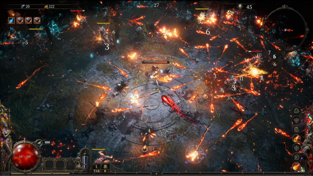 Screenshot gameplay isometrico di SACRATA che mostra una dea guerriera mentre affronta un'orda di mostri con proiettili infuocati