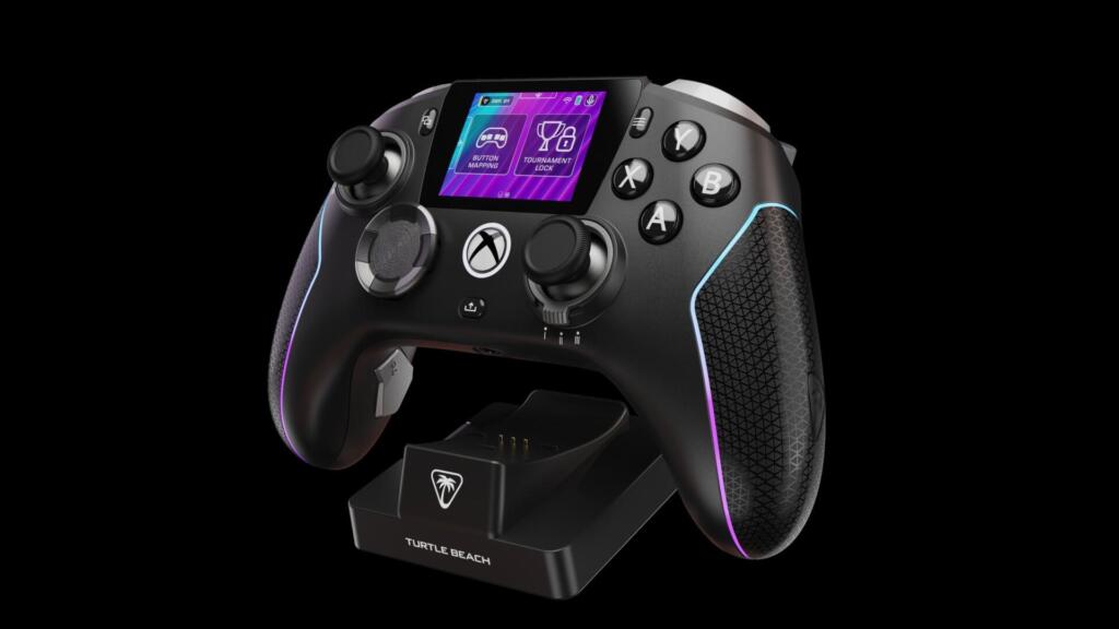 Il controller Turtle Beach Stealth Ultra II con schermo touch e luci RGB appoggiato sul dock di ricarica, su sfondo nero.