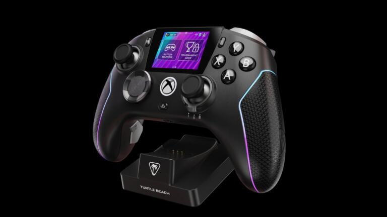 Il controller Turtle Beach Stealth Ultra II con schermo touch e luci RGB appoggiato sul dock di ricarica, su sfondo nero.