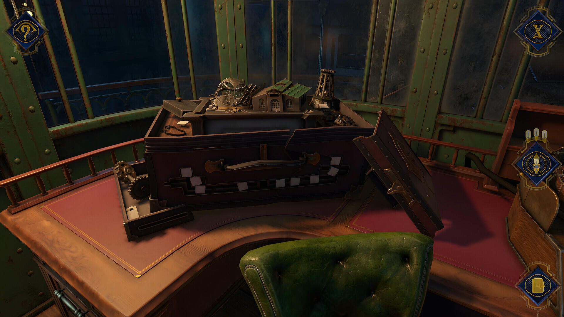 Screenshot gameplay di The House of Tesla: Definitive Edition con un baule contenente miniature architettoniche e ingranaggi da sbloccare.