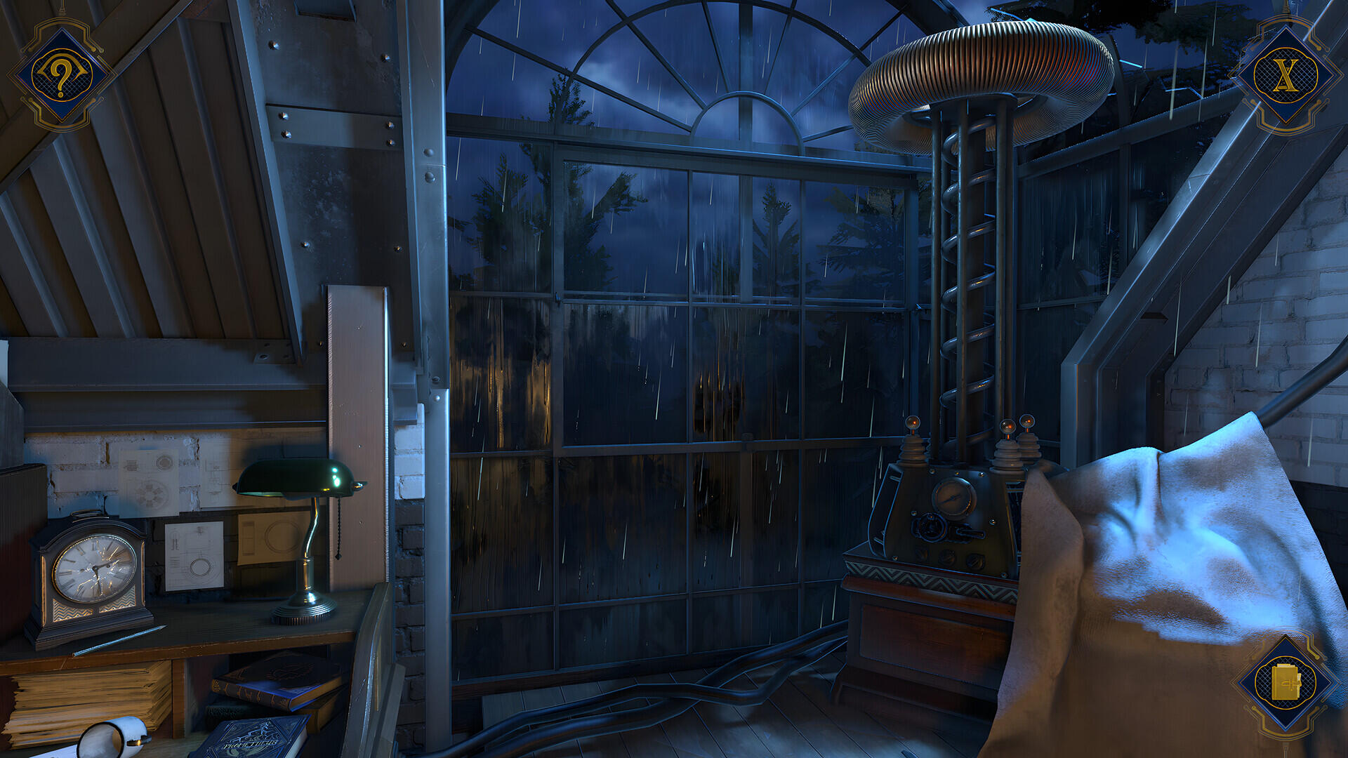 Screenshot in-game di The House of Tesla: Definitive Edition raffigurante una bobina di Tesla accanto a una finestra bagnata dalla pioggia.