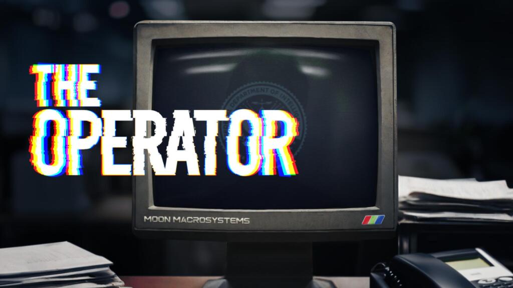 Key art ufficiale di The Operator con una postazione investigativa in penombra, monitor a tubo catodico accesi e documenti riservati dell'agenzia governativa FDI.