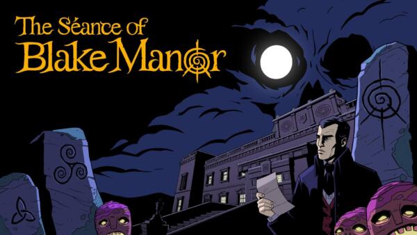 Il logo di The Séance of Blake Manor sopra un investigatore che legge una lettera davanti a una villa illuminata dalla luna, tra pietre con simboli celtici.