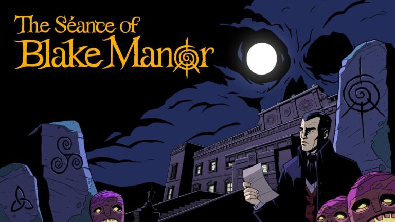 Il logo di The Séance of Blake Manor sopra un investigatore che legge una lettera davanti a una villa illuminata dalla luna, tra pietre con simboli celtici.