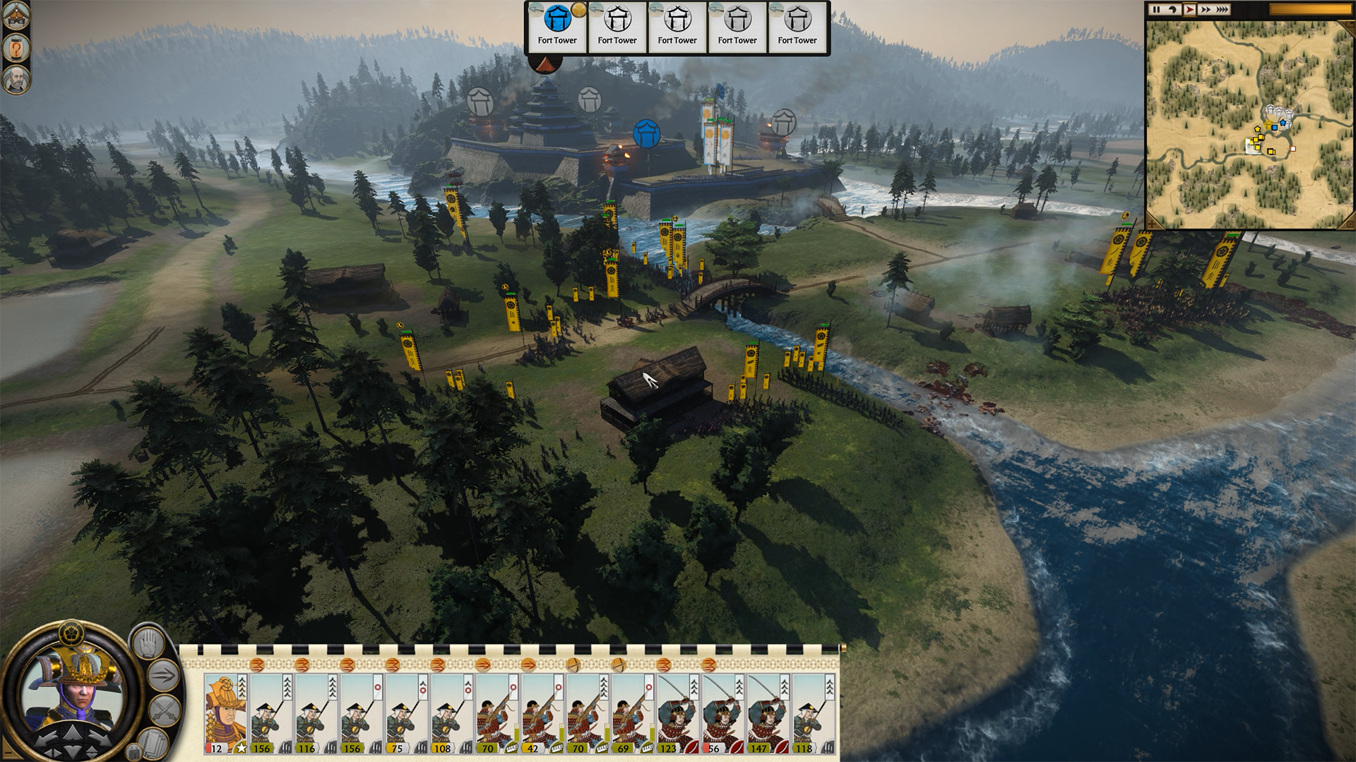 Screenshot in-game di Total War: SHOGUN 2 - Complete Edition durante un assedio a una fortezza feudale con truppe di fanteria e arcieri samurai.