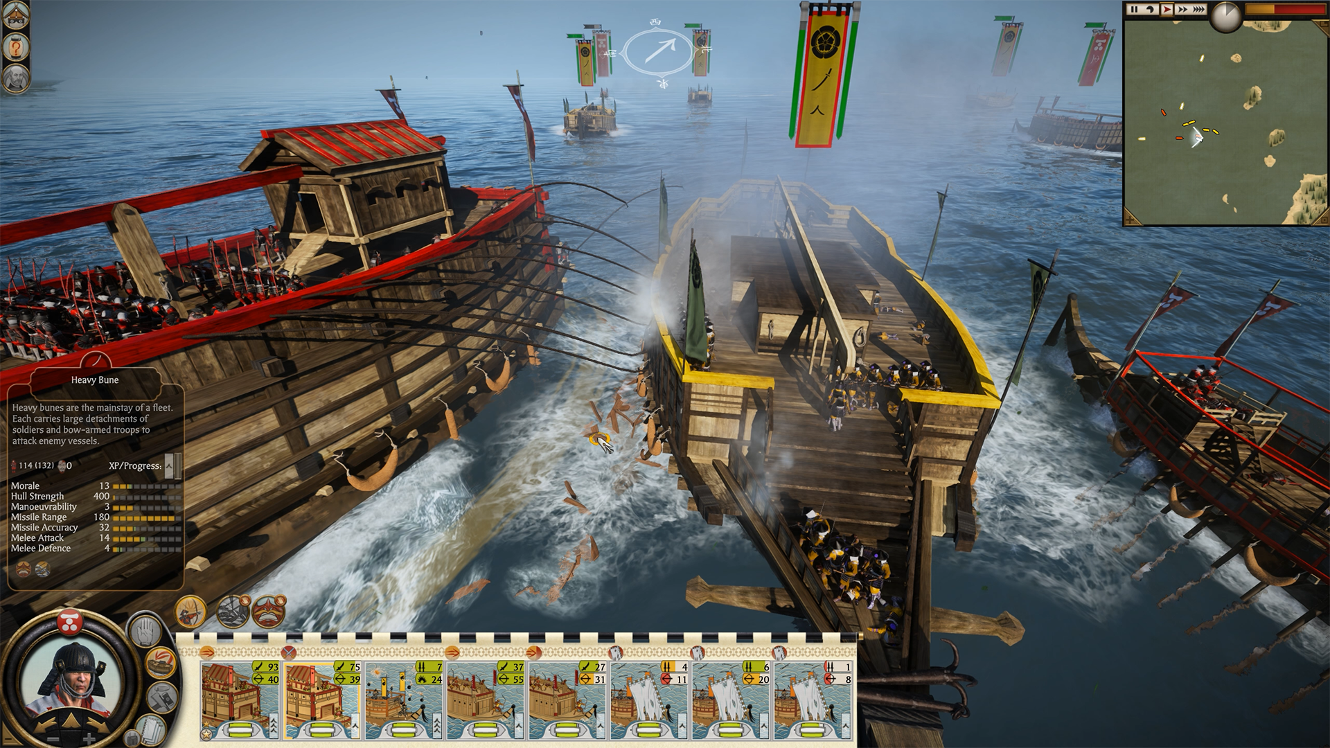 Screenshot in-game di Total War: SHOGUN 2 - Complete Edition che mostra una battaglia navale con imbarcazioni tradizionali giapponesi e frecce incendiarie.