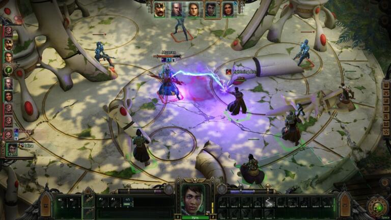 Combattimento tattico visto dall'alto in Warhammer 40,000: Rogue Trader, con un gruppo di personaggi e lampi di energia viola.