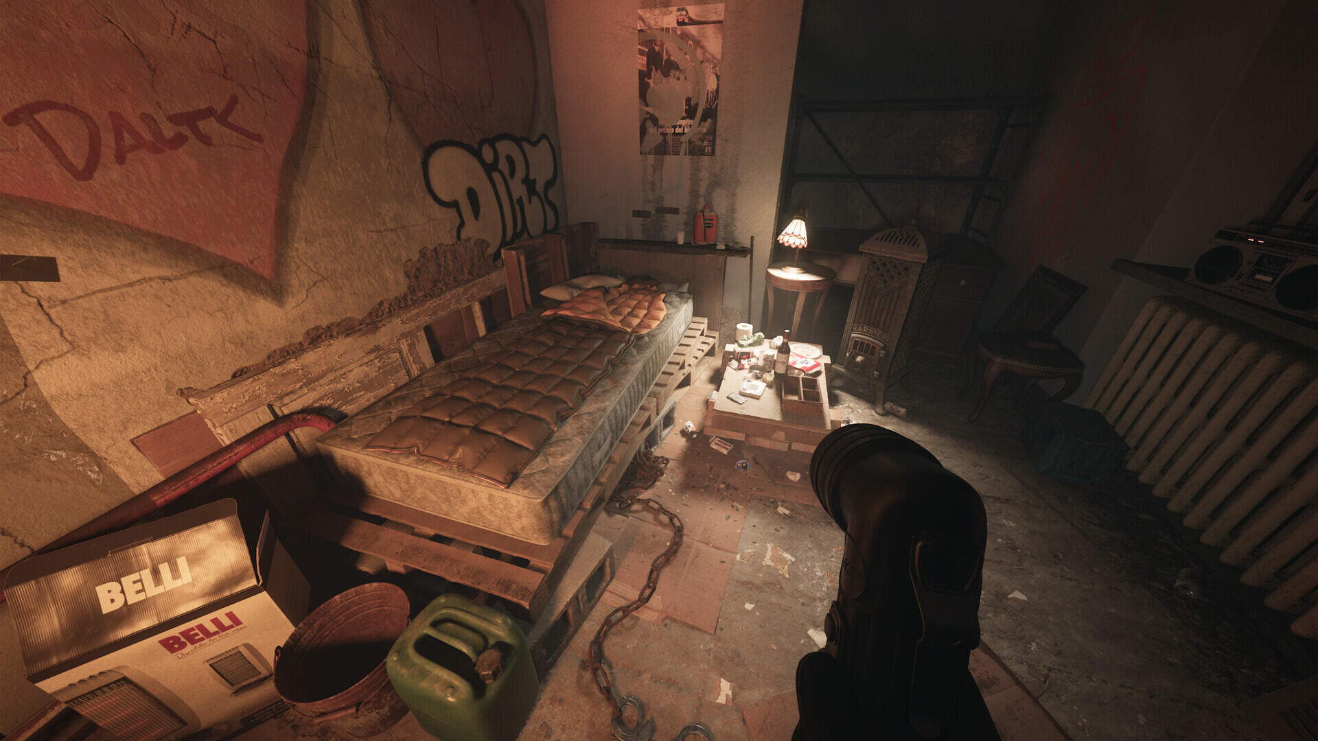 Scorcio di un interno dell'Italia anni novanta in When Sirens Fall Silent